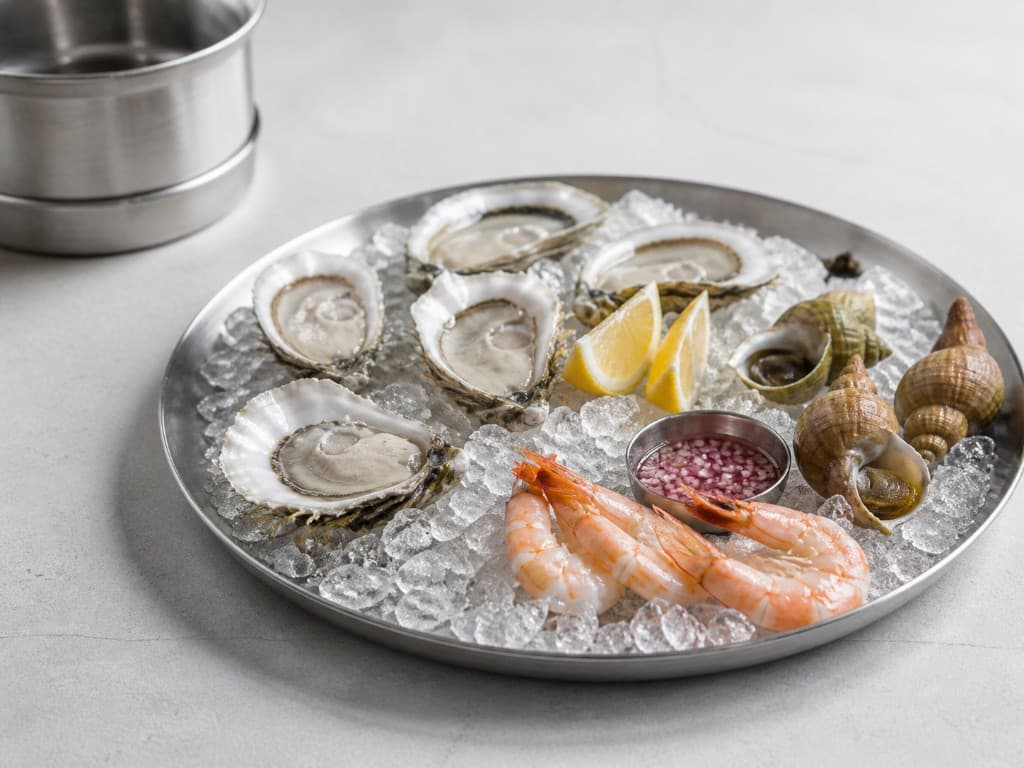 Plateau de fruits de mer, composition épurée, lumière douce