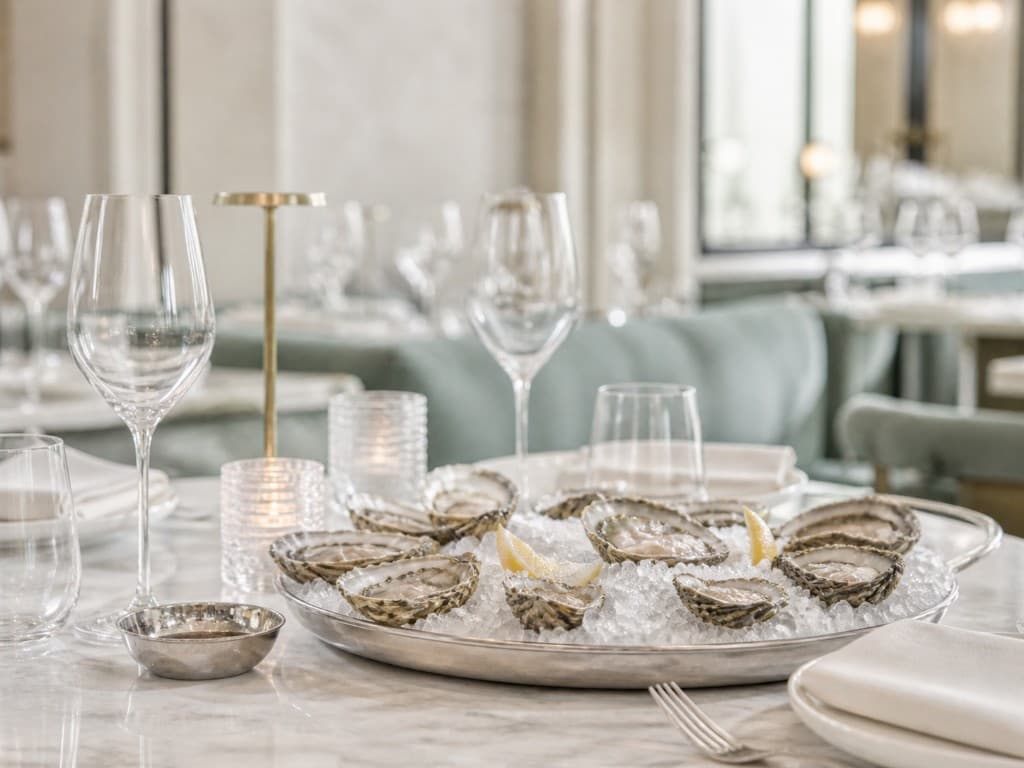 Table en salle, verres et reflets, ambiance claire premium