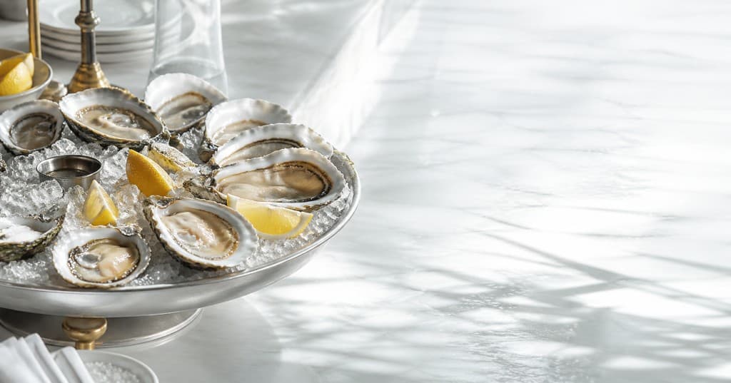 Ambiance lumineuse, reflets nacrés et fruits de mer sur glace